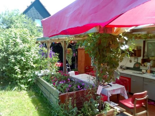 Überdachte Terrasse mit Küche