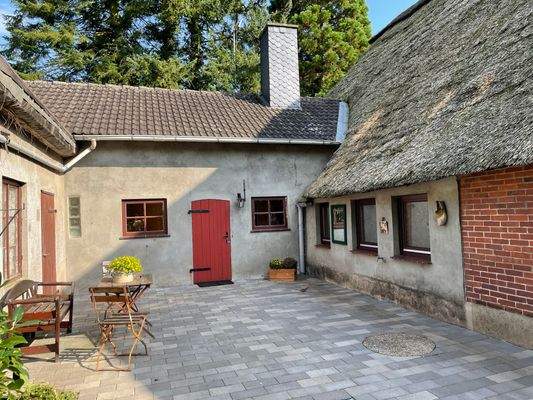 uriger Innenhof mit Anbau