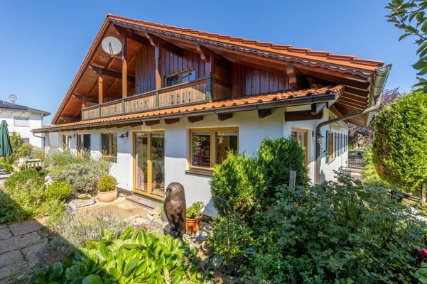 Das Landhaus mit überdachtem Balkon und überdachter Terrasse