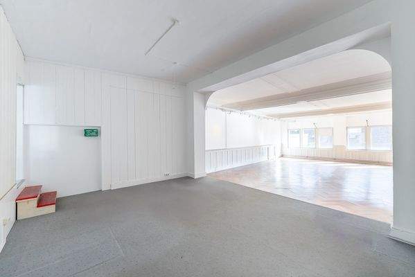 Büro mit Blick auf den Saal