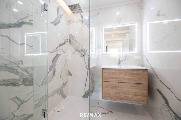 Bad 1 mit Dusche und WC