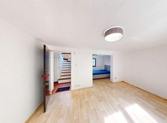 Eingang Erdgeschoss und Blick zum Schlafzimmer