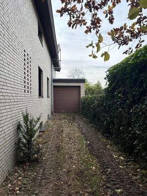Rückseite der Garage (Doppeltor)