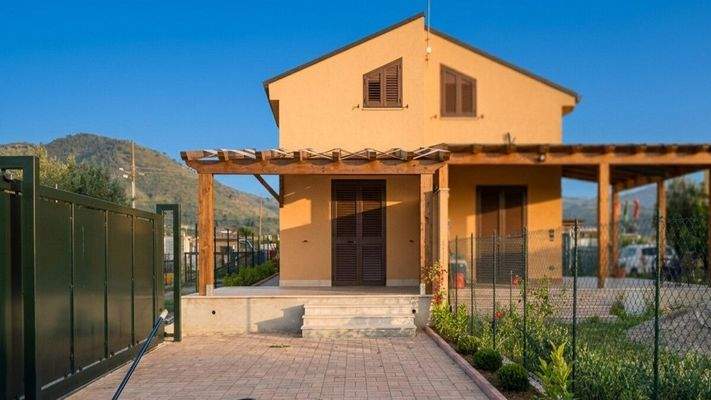 Schöne Doppelhaushälfte in landestypischen Farben