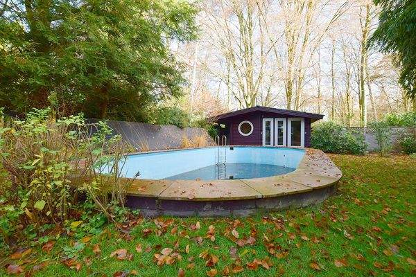 Ein Außenpool und ein junges Blockhaus mit Sauna machen Wohlfühlen noch leichter