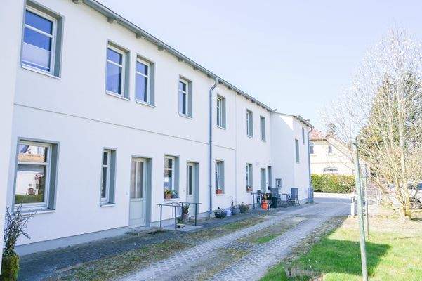 Seitenansicht mit Blick zur Straße