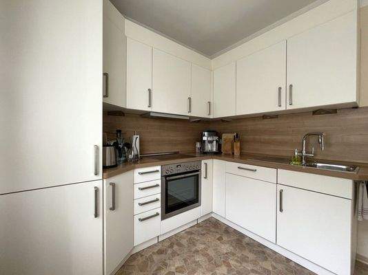 mit moderner Einbauküche