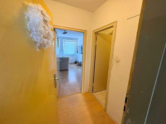 1. OG 1-Zimmer: Flur