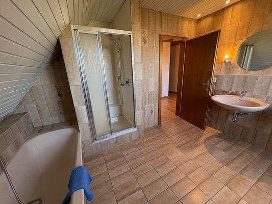 OG Bad mit Dusche und Wanne