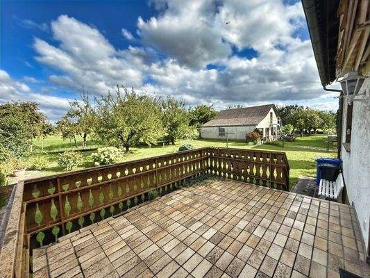 Eingezäunte Terrasse mit Zugang zum traumhaften Garten