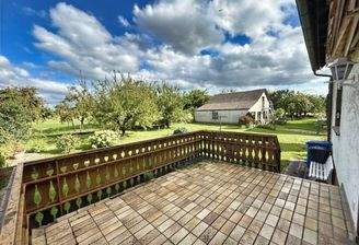 Eingezäunte Terrasse mit Zugang zum traumhaften Garten