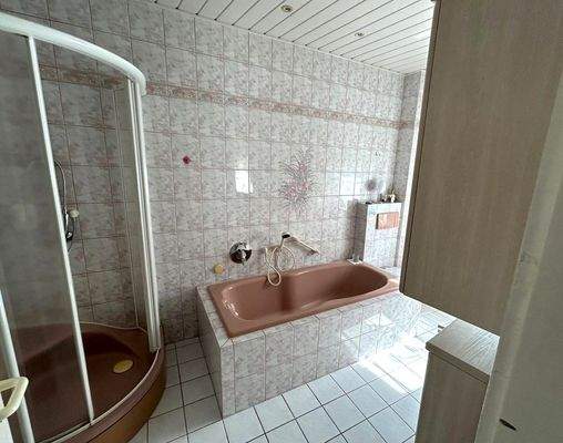 EG Bad mt Wanne und Dusche