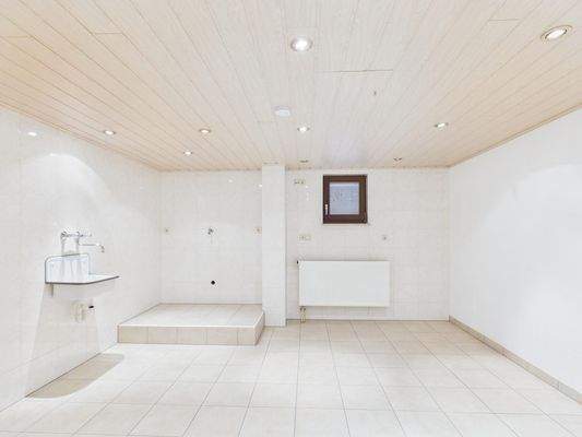 Großzügiger Hauswirtschaftsraum, ideal für Waschmaschine, Trockner und Vorräte