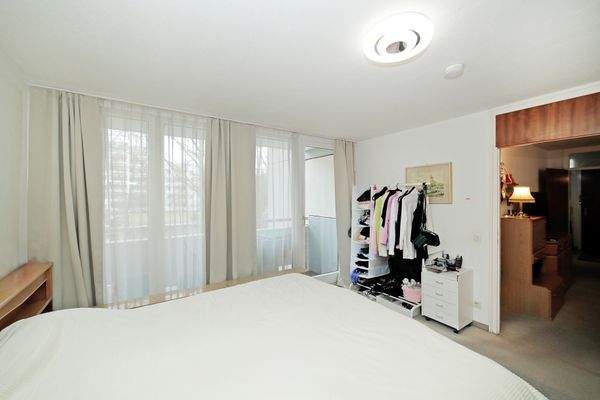 Schlafzimmer mit Ost-Balkon zum Innenhof