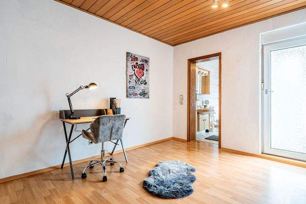 Bürozimmer mit Zugang zum