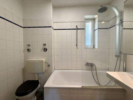 Badezimmer mit Dusche und Badewanne