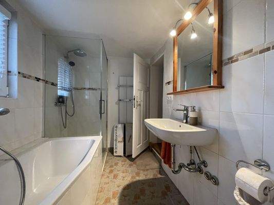 Tageslichtbad, ebenerdige Dusche, Wanne