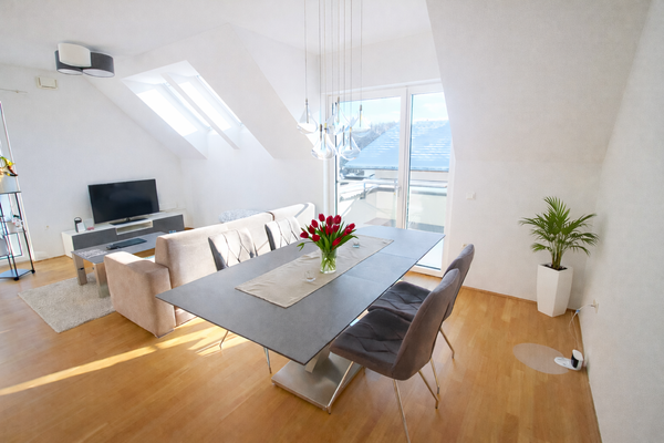 Wohnzimmer mit Ausgang auf die Terrasse