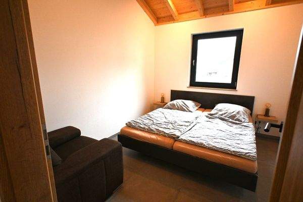 Gäste-/Kinderzimmer mit angrenzendem Duschbad