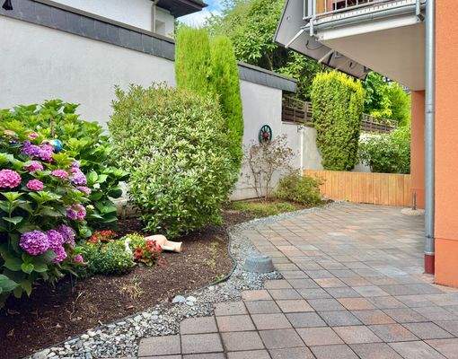 Terrasse mit eigenem Pflanzbeet