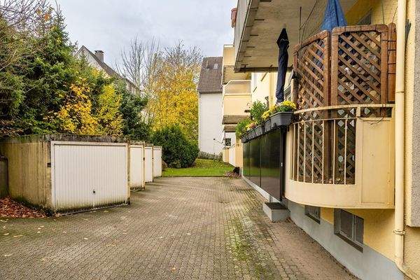 Außenansicht, Hinterhof mit Garagen