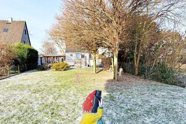 Mittlerer Gartenbereich mit Blick auf die Doppelhaushälfte
