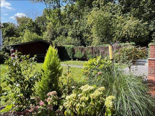 Der liebevoll angelegte Ziergarten ist  ein Ort für Ruhe und Entspannung