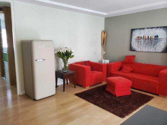 Zusätzlicher neuer Kühlschrank im Wohnzimmer