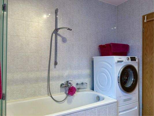 ...Badewanne und Waschmaschinenanschluss
