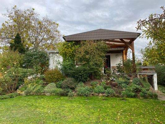 Terrasse mit teilweiser Überdachung.jpg