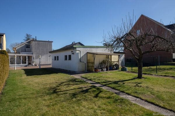 Rückansicht auf Haus und Garage