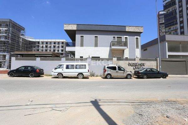 Detached Villa for Sale in an Elite Complex in Altıntaş