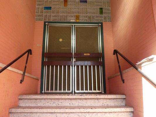 Vordereingang im Hochparterre