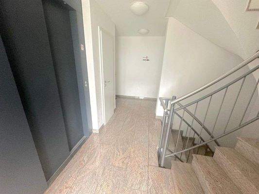 Treppenhaus mit Aufzug