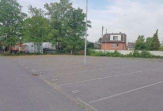 Aussenansicht mit Flutlicht