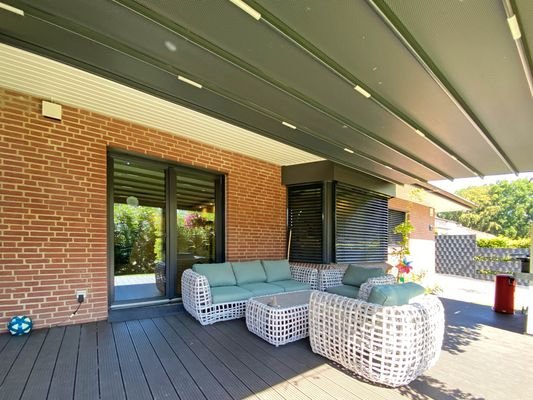 Terrasse mit Beleuchtung überdacht (Ausstattungsbeispiel)