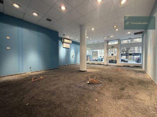 Helle Verkaufsfläche gegenüber der LMU