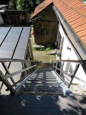 Zugang zur Dachgeschosswohnung im Nebengebäude 