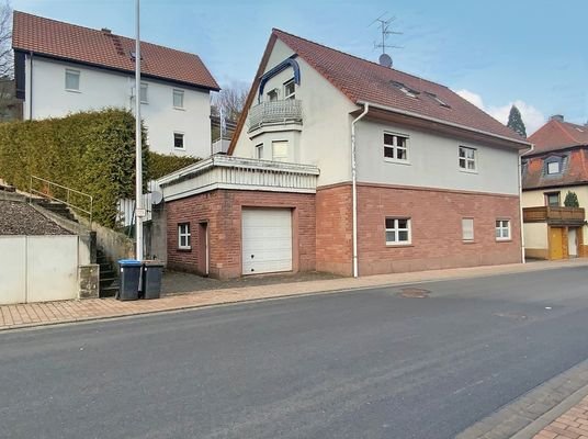 Außenansicht mit Blick auf die Garage