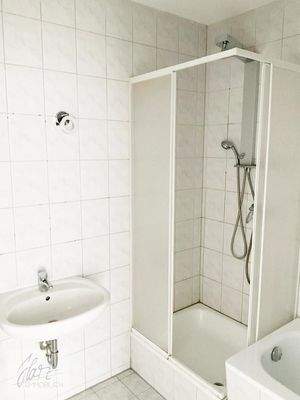 innenliegendes Badezimmer mit Dusche, Waschtisch, Badewanne und WC