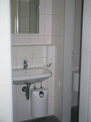 Waschbecken + WC