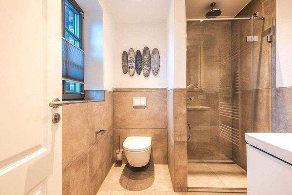 Badezimmer mit Dusche