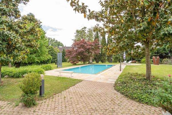 Blick vom Haus auf den Pool