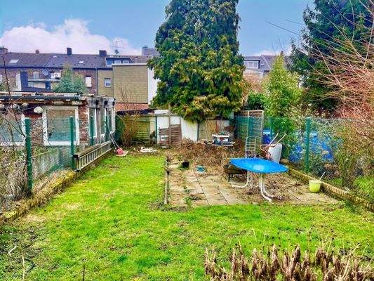 Der großzügige Garten.