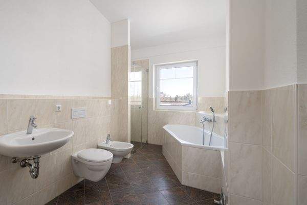 Bad mit Wanne und Dusche