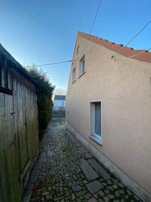 links Verschlag mit Plumsklo