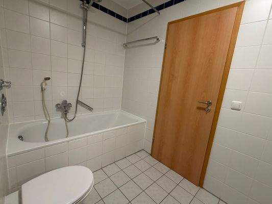 Bad mit Duschwanne.jpeg