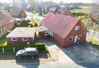Ansicht mit Garage und Nebeneingang