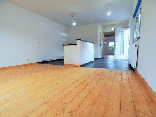 Blick von Wohnküche in Richtung Wohnzimmer