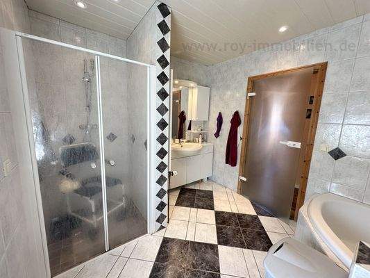 ...mit Wanne und Dusche bodentief